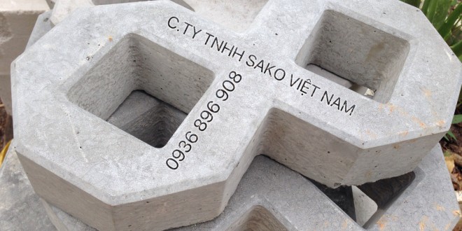 Gach trong co 2 lo bo goc cay, taluy, o thoang, hang rao