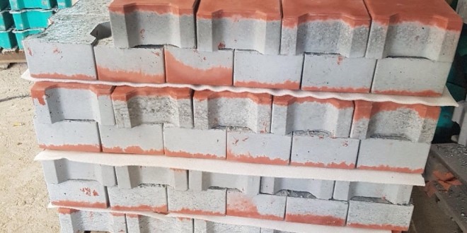 Gạch chữ i đang được đóng kiện tại Nhà Máy.