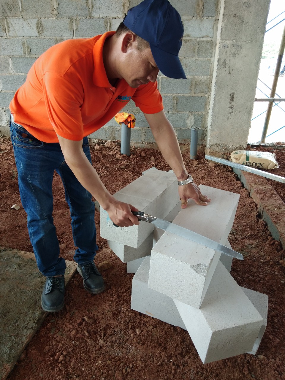 Kỹ sư hướng dẫn xây gạch AAC tại công trinh Tay Ninh